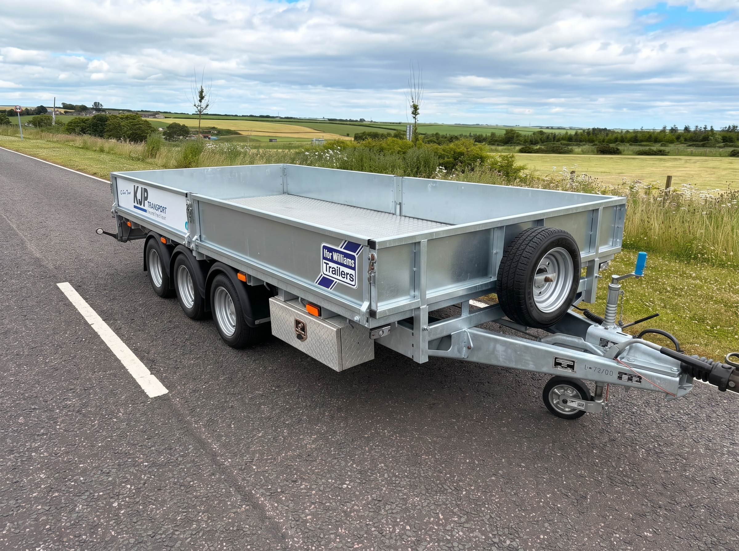 LM146G3 14ft tri-axle flatbed trailer — on-site photo — photo 1